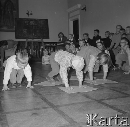 Wrzesień 1958, Warszawa, Polska.
Zabawa dla dzieci w siedzibie Zarządu Głównego TPPR, wyścig na wycieraczkach.
Fot. Romuald Broniarek, zbiory Ośrodka KARTA