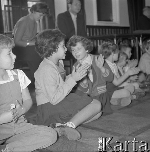 Wrzesień 1958, Warszawa, Polska.
Zabawa dla dzieci w siedzibie Zarządu Głównego TPPR.
Fot. Romuald Broniarek, zbiory Ośrodka KARTA