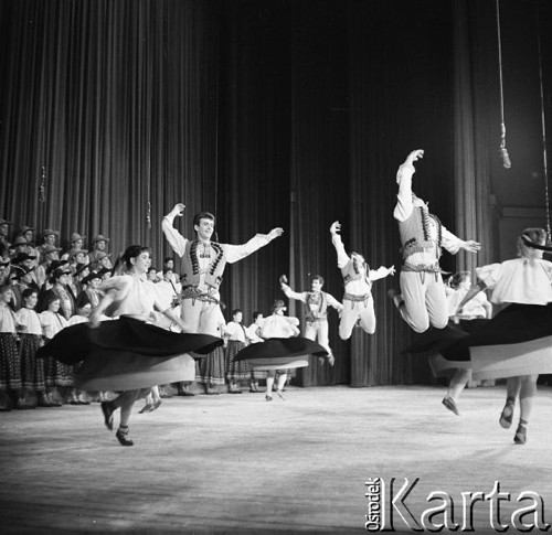 Październik 1958, Warszawa, Polska.
Sala Kongresowa w Pałacu Kultury i Nauki - akademia z okazji 41. rocznicy wybuchu Rewolucji Październikowej. Występ Zespołu Pieśni i Tańca 