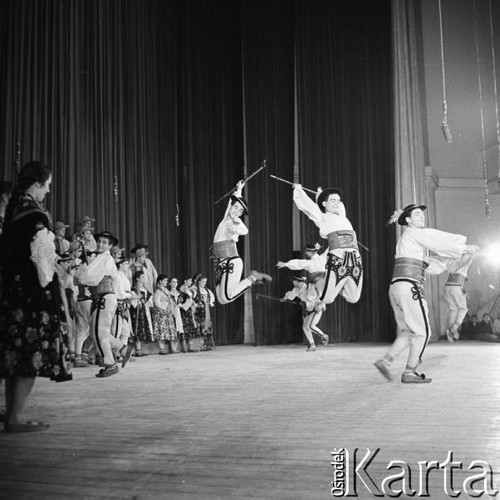 Październik 1958, Warszawa, Polska.
Sala Kongresowa w Pałacu Kultury i Nauki - akademia z okazji 41. rocznicy wybuchu Rewolucji Październikowej. Występ Zespołu Pieśni i Tańca 