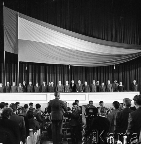 18.10.1958, Warszawa, Polska.
Członkowie rządu na wiecu w Sali Kongresowej po powrocie polskiej delegacji z podróży do Moskwy. Orkiestra wojskowa gra hymn państwowy.
Fot. Romuald Broniarek, zbiory Ośrodka KARTA