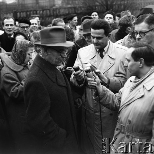 18.10.1958, Warszawa, Polska.
Władysław Gomułka rozmawia z dziennikarzami po powrocie z podróży do Moskwy.
Fot. Romuald Broniarek, zbiory Ośrodka KARTA