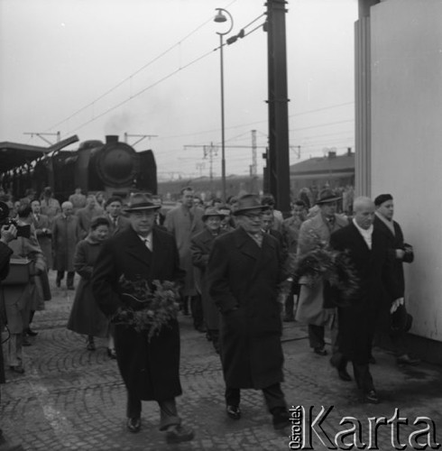 18.10.1958, Warszawa, Polska.
Władysław Gomułka i Józef Cyrankiewicz na Dworcu Głównym po powrocie z podróży do Moskwy.
Fot. Romuald Broniarek, zbiory Ośrodka KARTA