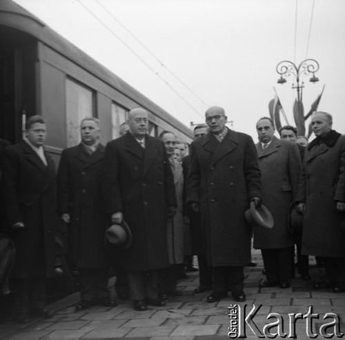 18.10.1958, Warszawa, Polska.
Władysław Gomułka i Józef Cyrankiewicz na Dworcu Głównym po powrocie z podróży do Moskwy.
Fot. Romuald Broniarek, zbiory Ośrodka KARTA