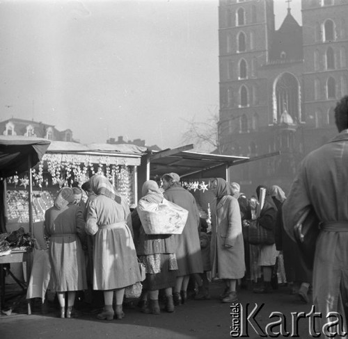 Grudzień 1958, Kraków, Polska.
Stragany z ozdobami choinkowymi na Rynku, w tle kościół Mariacki.
Fot. Romuald Broniarek, zbiory Ośrodka KARTA