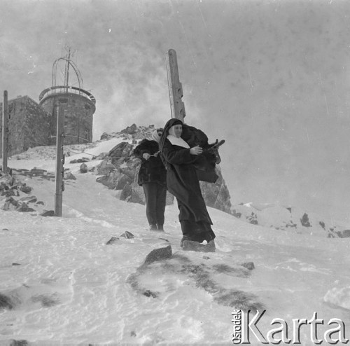 Grudzień 1958, Kasprowy Wierch, Polska.
Zakonnica na Kasprowym Wierchu, w tle fragment Obserwatorium.
Fot. Romuald Broniarek, zbiory Ośrodka KARTA