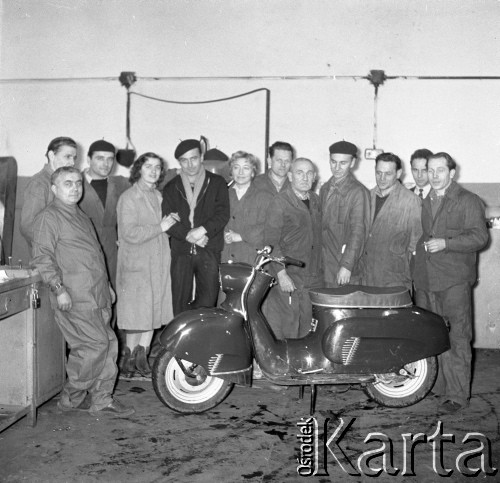 Styczeń 1959, Warszawa, Polska. 
Pracownicy Warszawskiej Fabryki Motocykli przy motocyklu.
Fot. Romuald Broniarek, zbiory Ośrodka KARTA