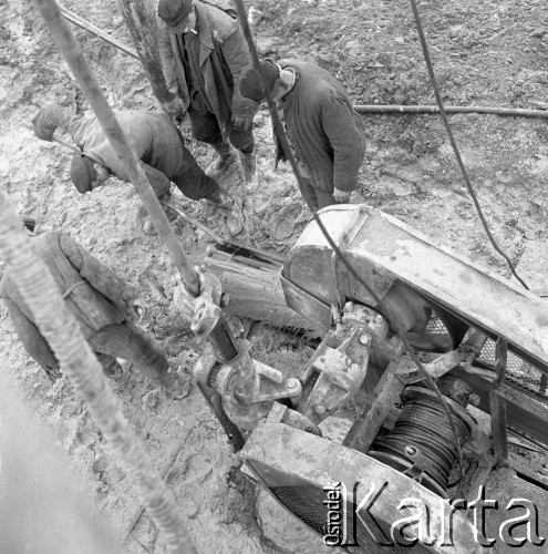 Styczeń 1959, Tarnobrzeg, Polska. 
Budowa kopalni siarki, robotnicy przy pracy. 
Fot. Romuald Broniarek, zbiory Ośrodka KARTA