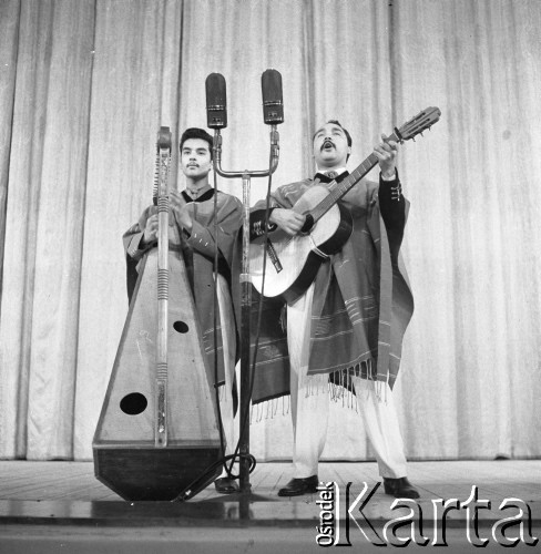 Styczeń 1959, Polska. 
Zespół muzyczny z Meksyku podczas występu na scenie. 
Fot. Romuald Broniarek, zbiory Ośrodka KARTA