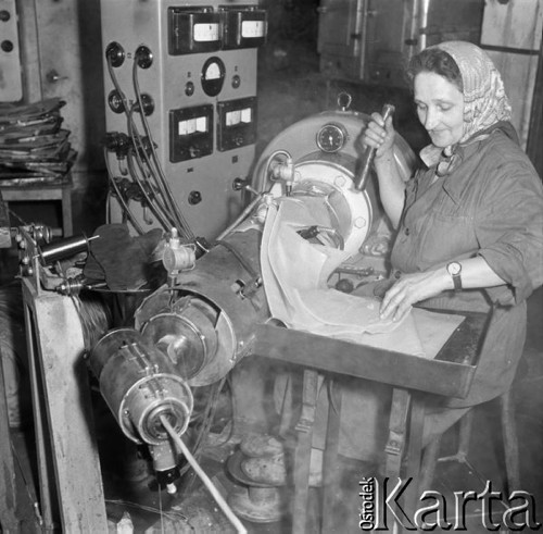 Marzec 1959, Ożarów Mazowiecki, Polska.
Pracownica ożarowskiej Fabryki Kabli w hali produkcyjnej.
Fot. Romuald Broniarek, zbiory Ośrodka KARTA