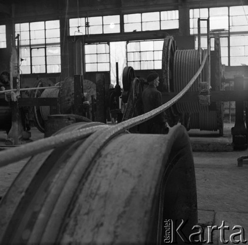 Marzec 1959, Ożarów Mazowiecki, Polska.
Pracownik ożarowskiej Fabryki Kabli w hali produkcyjnej.
Fot. Romuald Broniarek, zbiory Ośrodka KARTA