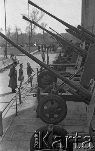 Kwiecień 1959, Warszawa, Polska. 
Muzeum Wojska Polskiego, zwiedzający oglądają ekspozycję armat.
Fot. Romuald Broniarek, zbiory Ośrodka KARTA