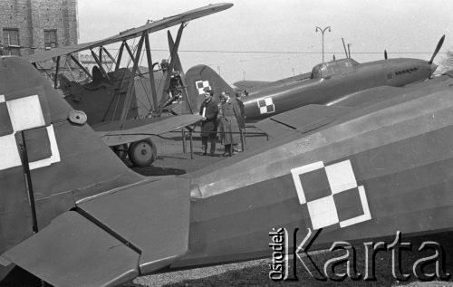 Kwiecień 1959, Warszawa, Polska. 
Muzeum Wojska Polskiego, zwiedzający przy samolotach, na pierwszym planie ogon UT-2, z tyłu Po-2 (z lewej) i Ił-10.
Fot. Romuald Broniarek, zbiory Ośrodka KARTA