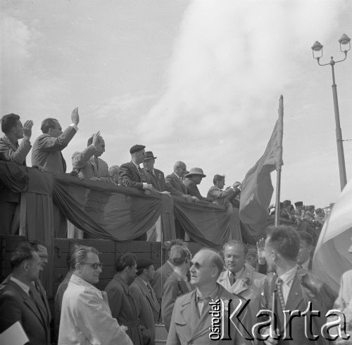 1.05.1959, Warszawa, Polska. 
Obchody święta 1 Maja, ulica Marszałkowska, widok na fragment trybuny honorowej i pochodu. Na trybunie piąty od lewej, w ciemnym kapeluszu stoi premier Józef Cyrankiewicz, za nim kolejno: I sekretarz KC PZPR Władysław Gomułka, prezydent Indonezji Ahmed Sukarno, przewodniczący Rady Państwa Aleksander Zawadzki. Uczestnicy pochodu niosą flagi PRL i ZSRR.
Fot. Romuald Broniarek, zbiory Ośrodka KARTA