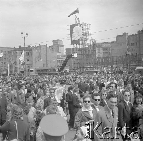 1.05.1959, Warszawa, Polska. 
Obchody święta 1 Maja, tłum idący ulicą Marszałkowską, po lewej w tle powiewają flagi PRL i ZSSR, dalej  siedziba ekipy Telewizji Polskiej , powyżej wisi portret Włodzimierza Lenina, po prawej hasło propagandowe 