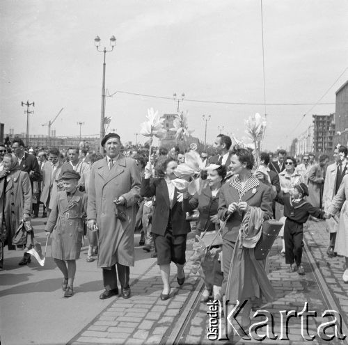 1.05.1959, Warszawa, Polska. 
Obchody święta 1 Maja, pochód przechodzący ulicą Marszałkowską, kobiety niosące papierowe kwiaty.
Fot. Romuald Broniarek, zbiory Ośrodka KARTA