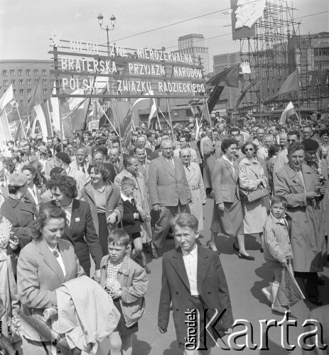 1.05.1959, Warszawa, Polska. 
Obchody święta 1 Maja, pochód ulicą Marszałkowską, uczestnicy niosą flagi PRL i ZSSR oraz transparent z hasłem propagandowym: 