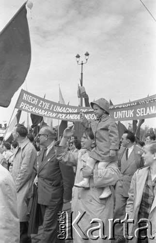 1.05.1959, Warszawa, Polska. 
Obchody święta 1 Maja, pochód przechodzący ulicą Marszałkowską, uczestnicy niosą transparent z hasłem propagandowym w języku polskim i indonezyjskim: 