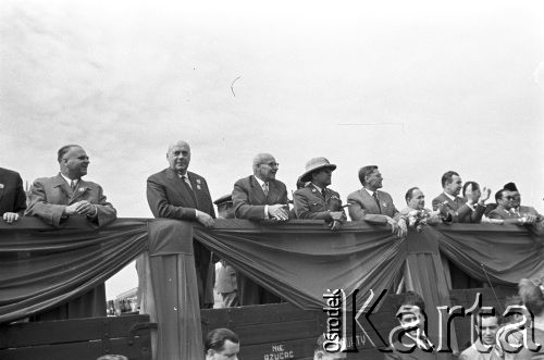 1.05.1959, Warszawa, Polska. 
Obchody święta 1 Maja, trybuna honorowa, drugi od lewej stoi premier Józef Cyrankiewicz, następni kolejno: I sekretarz KC PZPR Władysław Gomułka, prezydent Indonezji Ahmed Sukarno, przewodniczący Rady Państwa  Aleksander Zawadzki.
Fot. Romuald Broniarek, zbiory Ośrodka KARTA