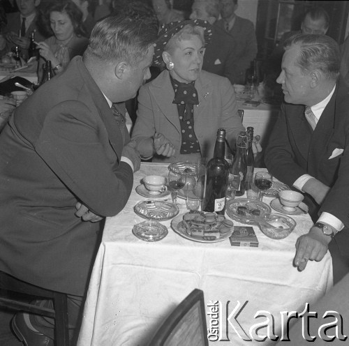 Kwiecień 1959, Warszawa, Polska. 
Występa aktora radzieckiego Mikołaja Czerkasowa, aktorka Hanka Bielicka przy stole w trakcie rozmowy z dwoma mężczyznami.
Fot. Romuald Broniarek, zbiory Ośrodka KARTA