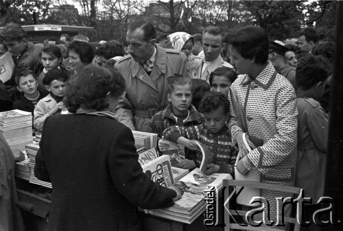 3-17.05.1959, Warszawa, Polska.
XII kiermasz książki, tłumy czytelników przy stoisku z książkami. 
Fot. Romuald Broniarek, zbiory Ośrodka KARTA