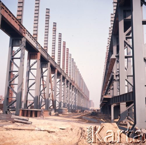 Marzec 1975, Dąbrowa Górnicza, woj. Katowice, Polska.
Budowa Huty Katowice, fragment stalowej konstrukcji przyszłej hali produkcyjnej.
Fot. Romuald Broniarek/KARTA
