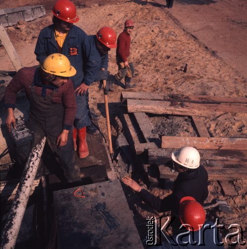 Marzec 1975, Dąbrowa Górnicza, woj. Katowice, Polska.
Budowa Huty Katowice, robotnicy pracujący w kaskach i dzieży ochronnej.
Fot. Romuald Broniarek/KARTA
