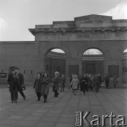 Marzec 1975, Warszawa, Polska.
Muzeum X Pawilonu Cytadeli Warszawskiej, grupa zwiedzających przed Bramą Straceń.
Fot. Romuald Broniarek/KARTA
