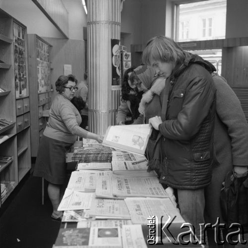 Marzec 1975, Warszawa, Polska.
Klub Międzynarodowej Prasy i Książki, czytelnicy przy stoisku z zagranicznymi gazetami.
Fot. Romuald Broniarek/KARTA