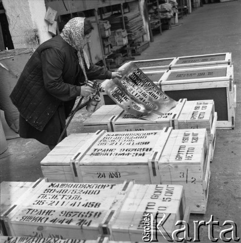 Marzec 1975, Warszawa Wola, Polska.
Pracownica Zakładów Mechanicznych im. 