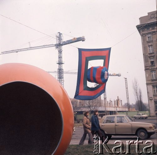 Marzec 1975, Warszawa, Polska.
Przestrzenne formy przed gmachem Zachęty, w tle dźwigi pracujące przy budowie hotelu 