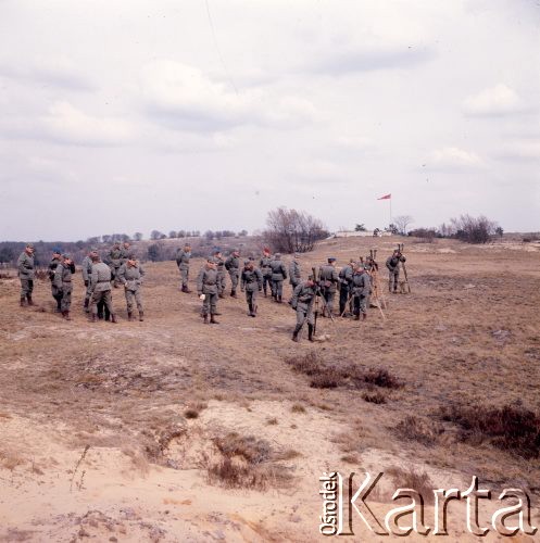 Wrzesień 1975, Toruń, Polska.
Ćwiczenia na poligonie artylerii, grupa obserwatorów wojskowych.
Fot. Romuald Broniarek/KARTA