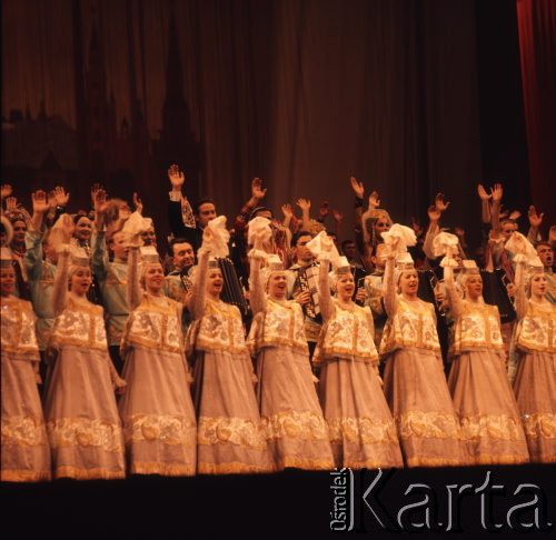 Kwiecień 1975, Warszawa, Polska.
Dni Kultury Radzieckiej, koncert galowy w Sali Kongresowej Pałacu Kultury i Nauki. Wykonawcy na scenie.
Fot. Romuald Broniarek/KARTA
