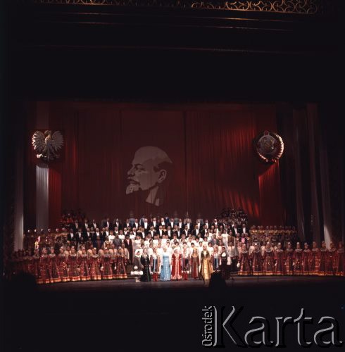 Kwiecień 1975, Warszawa, Polska.
Dni Kultury Radzieckiej, koncert galowy w Sali Kongresowej Pałacu Kultury i Nauki. Wykonawcy na scenie.
Fot. Romuald Broniarek/KARTA
