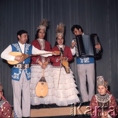 Kwiecień 1975, Warszawa, Polska.
Dni Kultury Radzieckiej, koncert laureatów konkursu piosenki radzieckiej, występ zespołu folklorystycznego z ZSRR.
Fot. Romuald Broniarek/KARTA
