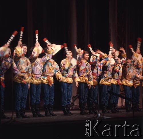 Kwiecień 1975, Warszawa, Polska.
Dni Kultury Radzieckiej, koncert galowy w Sali Kongresowej Pałacu Kultury i Nauki. Tancerze z bałałajkami na scenie.
Fot. Romuald Broniarek/KARTA
