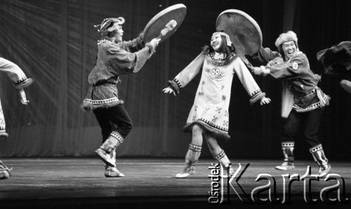 Kwiecień 1975, Warszawa, Polska.
Dni Kultury Radzieckiej, koncert galowy w Sali Kongresowej Pałacu Kultury i Nauki. Tancerze na scenie.
Fot. Romuald Broniarek/KARTA
