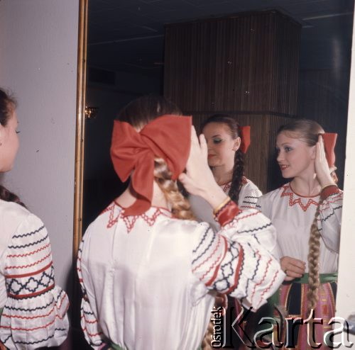 Kwiecień 1975, Warszawa, Polska.
Dni Kultury Radzieckiej, koncert stołecznych laureatów konkursu piosenki radzieckiej, tancerki z zespołu folklorystycznego poprawiajace fryzury przed lustrem.
Fot. Romuald Broniarek/KARTA
