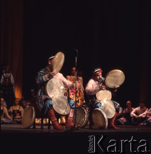 Kwiecień 1975, Warszawa, Polska.
Dni Kultury Radzieckiej, koncert galowy w Sali Kongresowej Pałacu Kultury i Nauki, występ zespołu folklorystycznego - muzycy grający na bębnach.
Fot. Romuald Broniarek/KARTA
