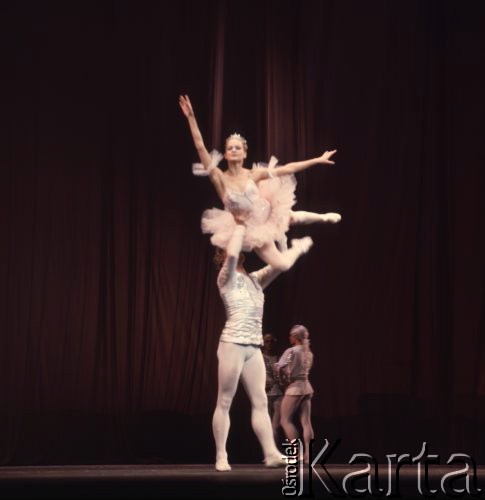 Kwiecień 1975, Warszawa, Polska.
Dni Kultury Radzieckiej, koncert galowy w Sali Kongresowej Pałacu Kultury i Nauki, występ zespołu baletowego.
Fot. Romuald Broniarek/KARTA
