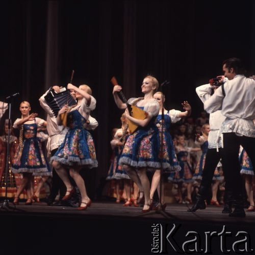 Kwiecień 1975, Warszawa, Polska.
Dni Kultury Radzieckiej, koncert galowy w Sali Kongresowej Pałacu Kultury i Nauki, występ zespołu folklorystycznego.
Fot. Romuald Broniarek/KARTA
