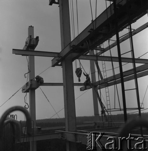 Kwiecień 1975, Międzylesie, Polska.
Budowa Centrum Zdrowia Dziecka, prace wysokościowe, robotnicy w kaskach i odzieży ochronnej.
Fot. Romuald Broniarek/KARTA