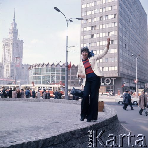 Kwiecień 1975, Warszawa, Polska.
Radziecka piosenkarka polskiego pochodzenia Edyta Piecha, w tle Rotunda PKO i Pałac Kultury i Nauki.
Fot. Romuald Broniarek/KARTA