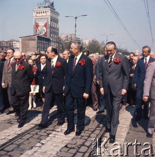 1.05.1975, Warszawa, Polska. 
Obchody święta 1 Maja, na czele pochodu idą  przedstawiciele władz państwowych, od prawej: Piotr Jaroszewicz, Edward Gierek, Józef Kępa i Henryk Jabłoński. W tle budynek PAST-y.
Fot. Romuald Broniarek/KARTA
