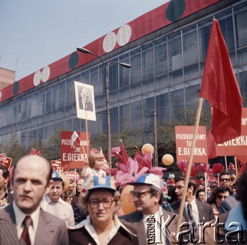 1.05.1975, Warszawa, Polska. 
Obchody święta 1 Maja, uczestnicy pochodu niosący kwiaty z bibuły, hasła 