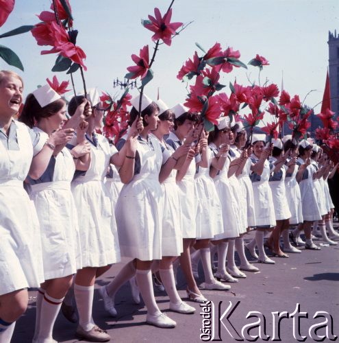 1.05.1975, Warszawa, Polska. 
Obchody święta 1 Maja, w pochodzie idą uczennice Liceum Medycznego.
Fot. Romuald Broniarek/KARTA
