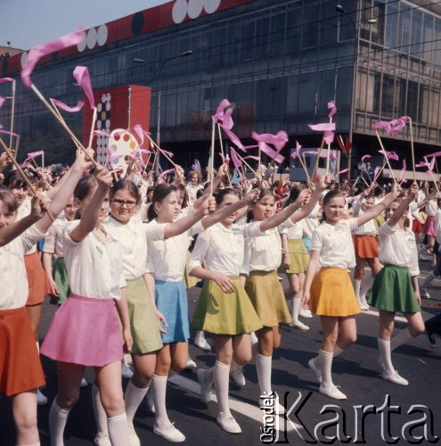 1.05.1975, Warszawa, Polska. 
Obchody święta 1 Maja, w pochodzie idą dziewczynki w białych bluzkach i kolorowych spódnicach.
Fot. Romuald Broniarek/KARTA
