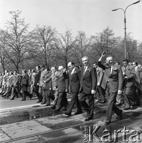 1.05.1975, Warszawa, Polska. 
Obchody święta 1 Maja, przedstawiciele władz państwowych w pochodzie, idą od prawej: Piotr Jaroszewicz, Edward Gierek, Józef Kępa, Henryk Jabłoński, NN, Edward Babiuch, Wojciech Jaruzelski.
Fot. Romuald Broniarek/KARTA
