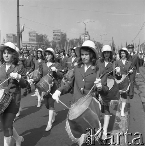 1.05.1975, Warszawa, Polska. 
Obchody święta 1 Maja, pochód przechodzący ulicą Marszałkowską, dziewczyny grające na bębnach.
Fot. Romuald Broniarek/KARTA
