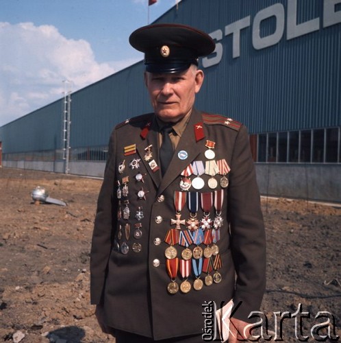 Kwiecień 1975, Terespol lub Siedlce, Polska.
Powitanie radzieckich weteranów II wojny światowej, którzy przyjechali z wizytą do Polski. Kombatant w mundurze z przypiętymi medalami.
Fot. Romuald Broniarek/KARTA